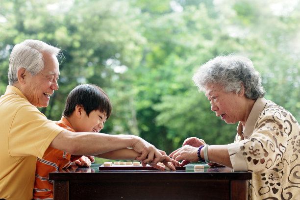 爷爷奶奶孙子玩象棋图片下载