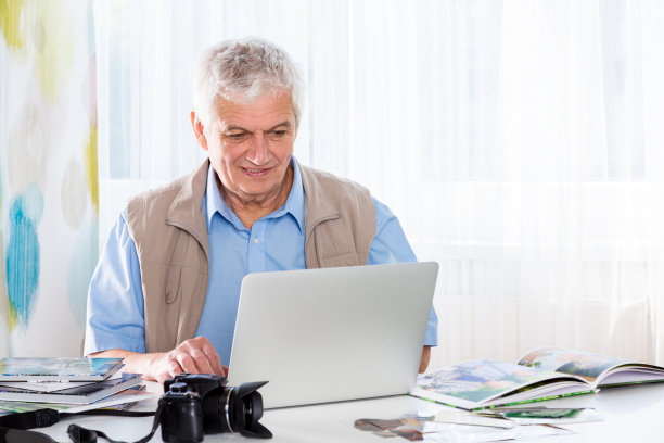 使用笔记本电脑的资深人士图片下载