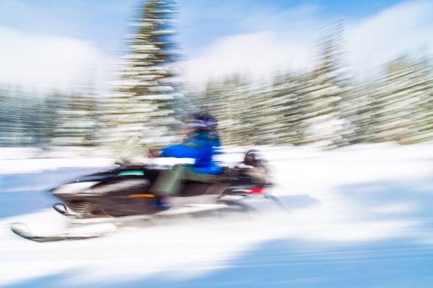 驾驶一辆摩托雪橇图片下载