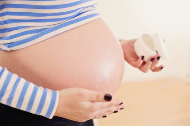 孕妇将霜涂在肚子上图片下载