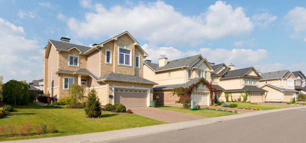 阳光明媚的夏日午后，崭新的郊区住宅图片下载