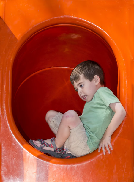 男孩进入滑梯图片下载