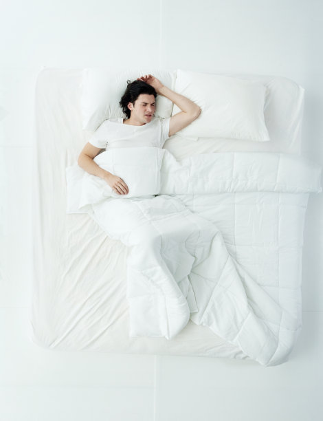 上图男子睡在床上图片下载