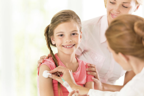 医生给小女孩打针素材图片