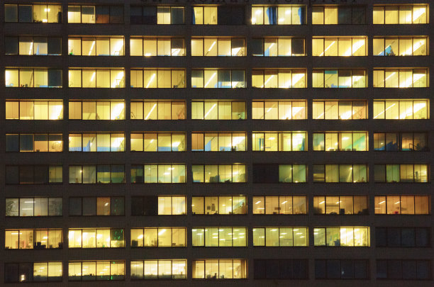 晚上办公大楼的窗户图片下载