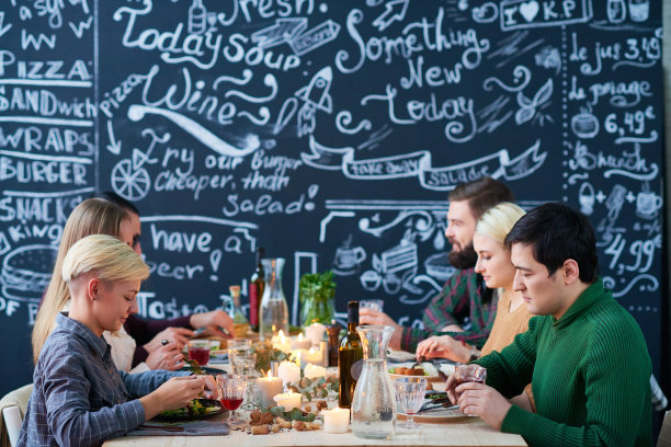 聚集在餐厅图片下载