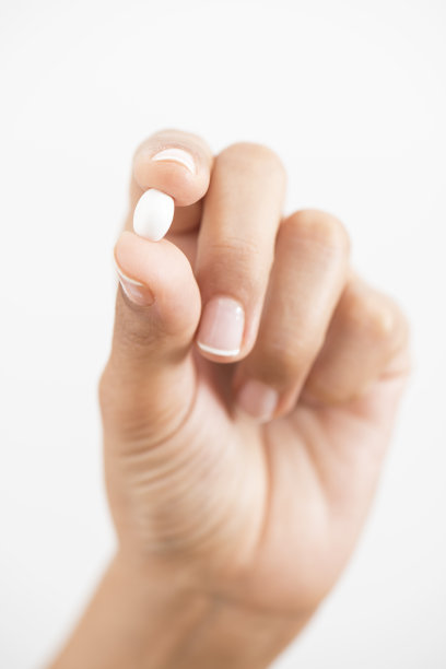 女人牵手和显示药丸图片下载