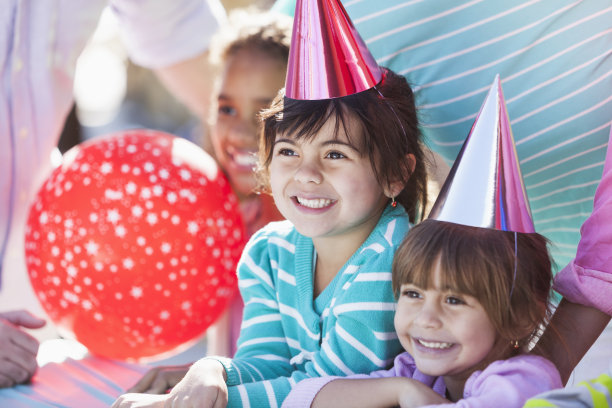 生日聚会上的女孩图片下载