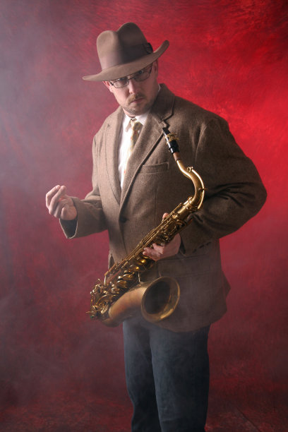 一个用萨克斯吹爵士乐的人图片下载