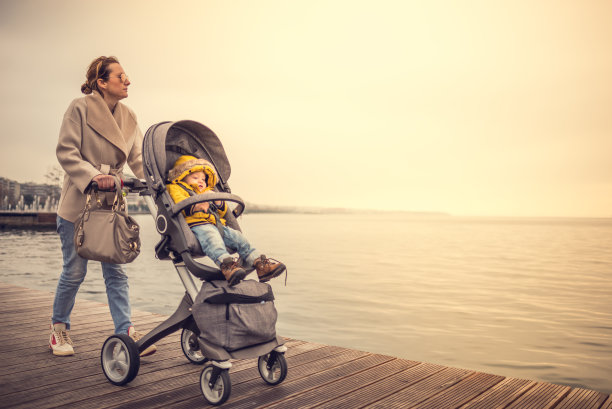 母亲和儿子散步图片下载