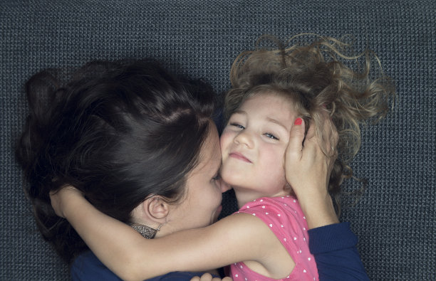 母亲和女儿图片下载