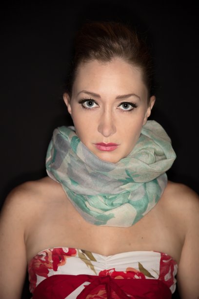 佩戴领巾的美女图片下载