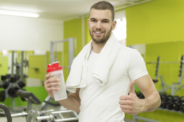 一个在健身房看摄像机的心满意足的男人图片下载