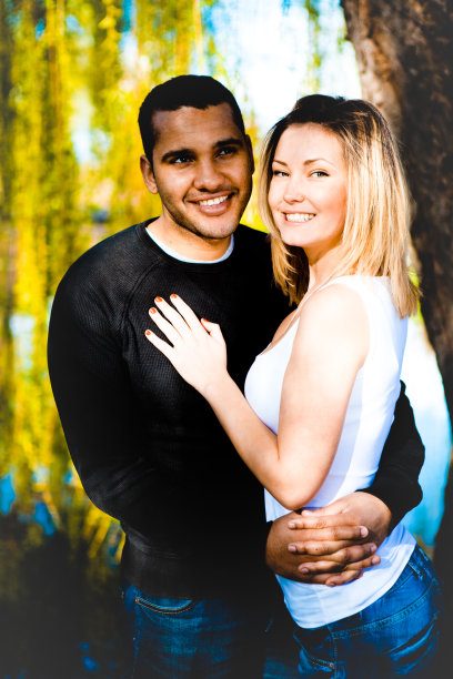 快乐的年轻夫妇图片下载