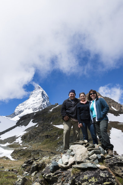 全家在马特洪峰附近徒步旅行图片下载