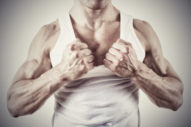 肌肉男撕扯衫图片下载