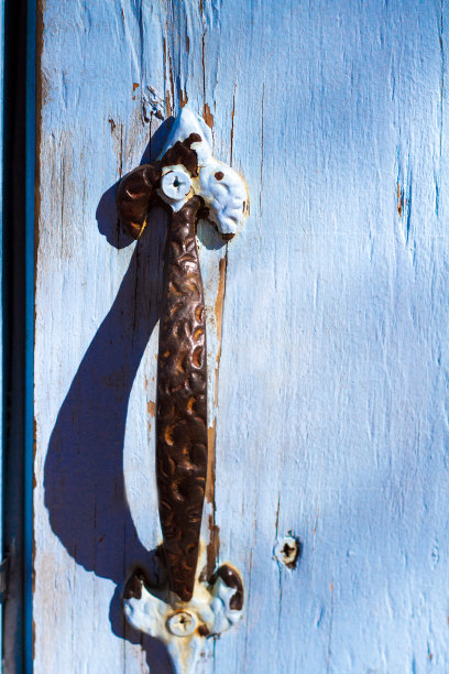 风化的淡蓝色门，华丽的复古把手(细节)图片下载