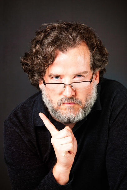 责骂严肃的胡子成熟的男人图片下载