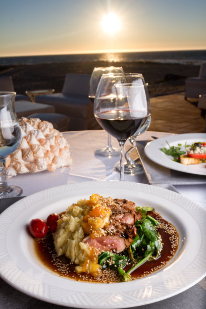 日落时分的猪里脊肉晚餐配红酒图片下载