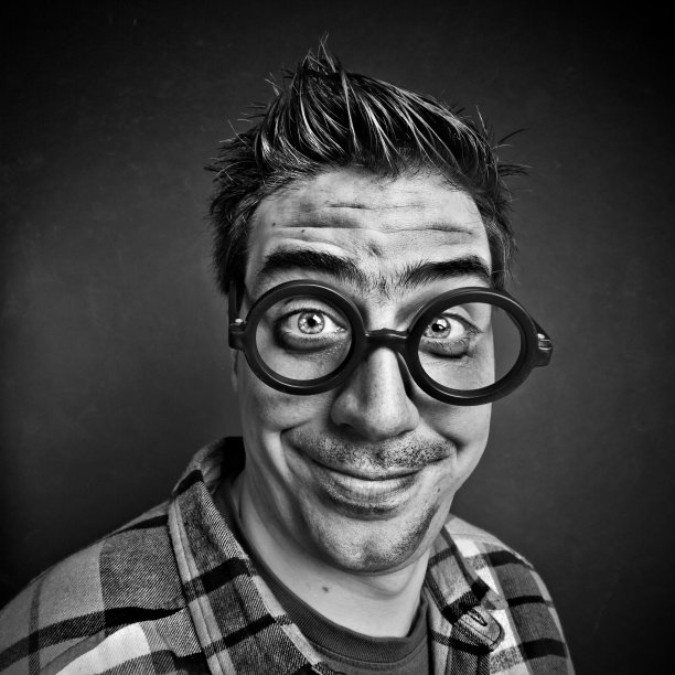 戴眼镜的疯子图片下载