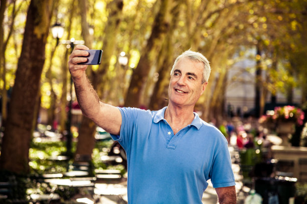 一个成熟的男人穿过公园图片下载