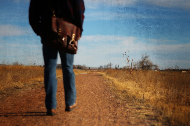 孤独路上的男人图片下载