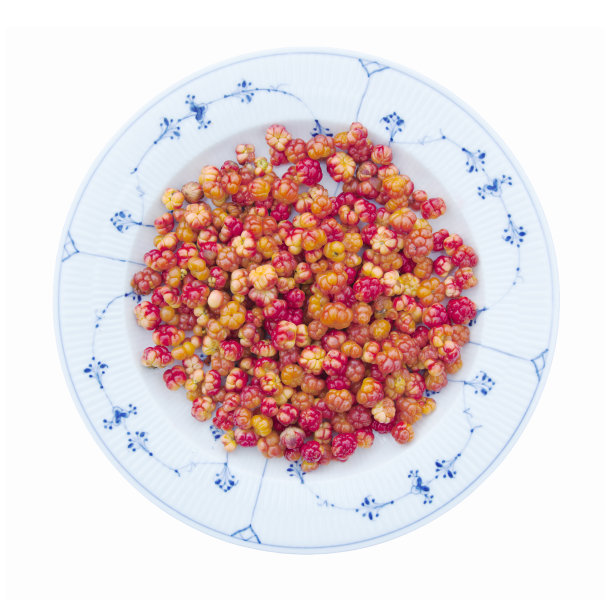 云莓在盘子里。图片下载