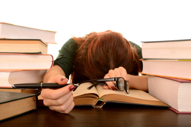 疲惫的学生女孩睡着了图片下载