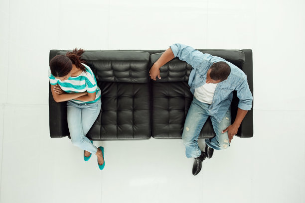 上面的观点，夫妇在沙发上和争吵图片下载