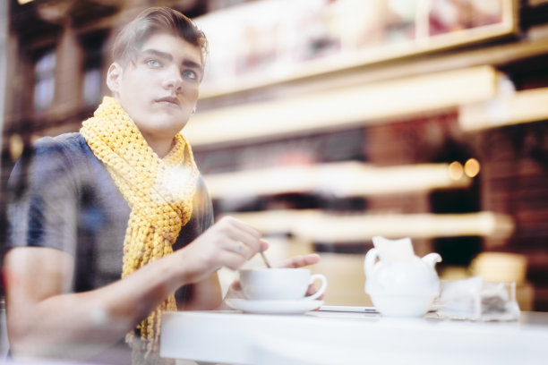 喝茶的年轻人图片下载