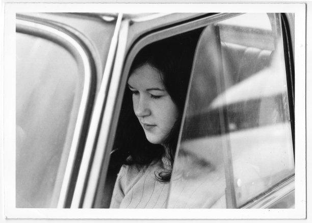 年轻女性思维图片下载