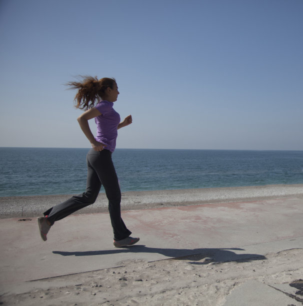 妇女在路上奔跑图片下载