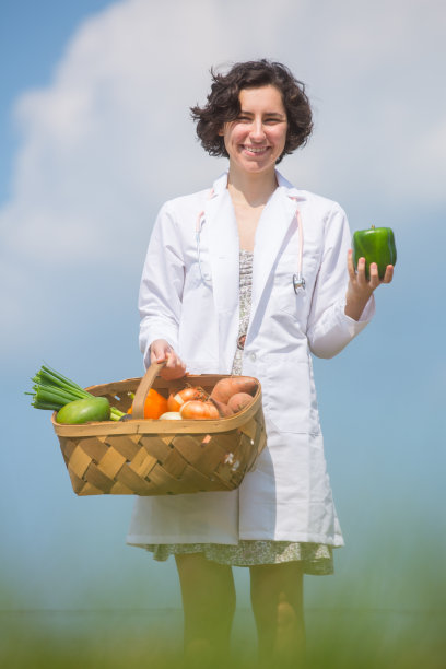 手拿新鲜蔬菜的医生图片下载