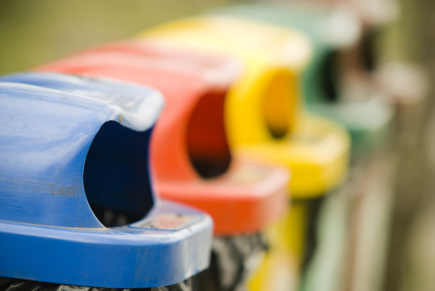 不同颜色的回收箱只有一个焦点素材图片