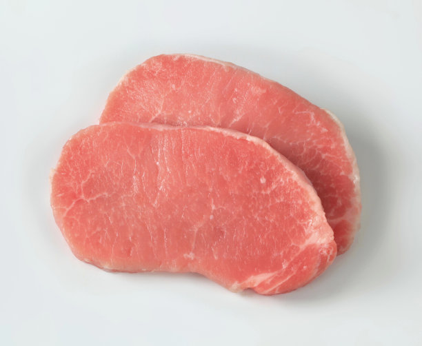 两块生猪肉排孤立在白色背景上图片下载