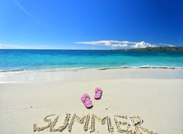 在阳光明媚的海滩上享受阳光图片下载