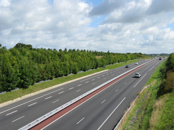 4车道高速公路，南北车道有红色分隔图片下载