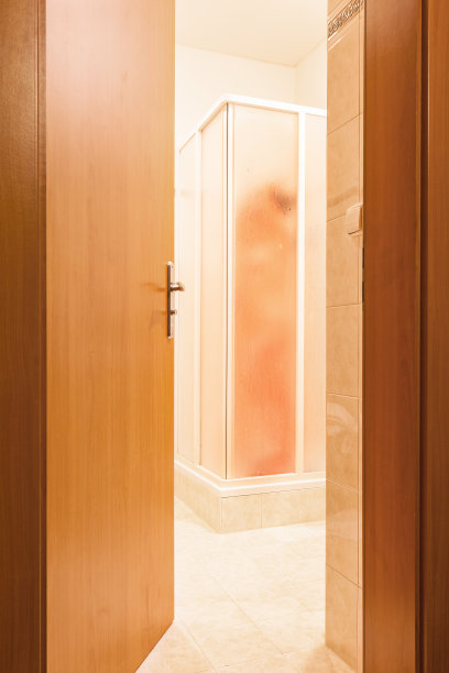 年轻女子淋浴房图片下载