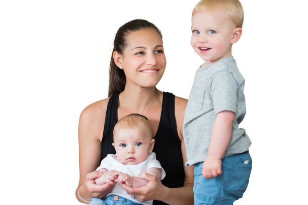 母亲和她的两个漂亮的儿子在一起图片下载