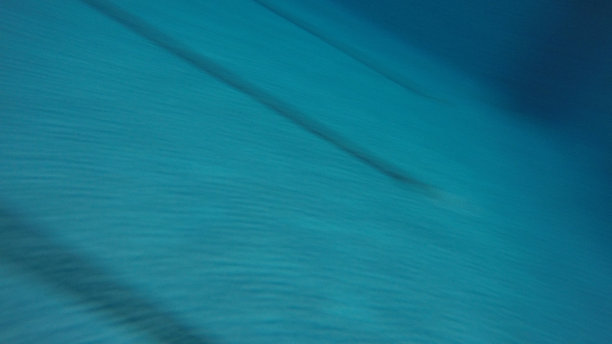 在游泳池的水下图片下载