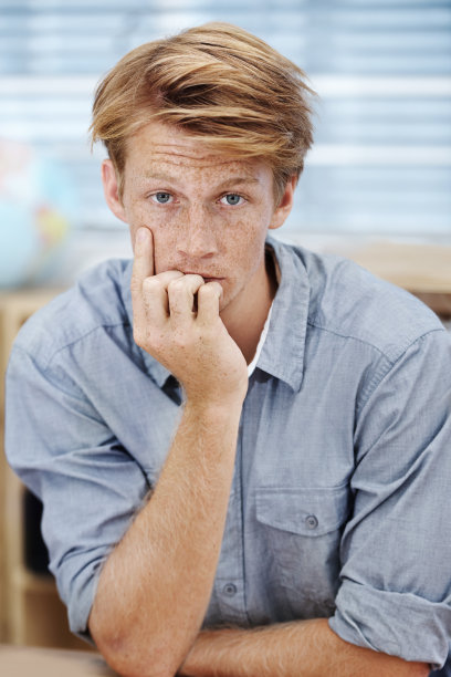 在办公室自信而随意图片下载