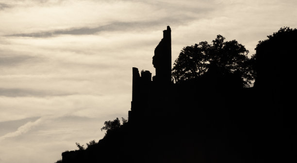 城堡是阴霾天空下的废墟剪影图片下载