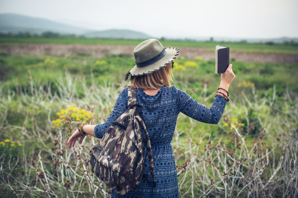 探索的女孩图片下载