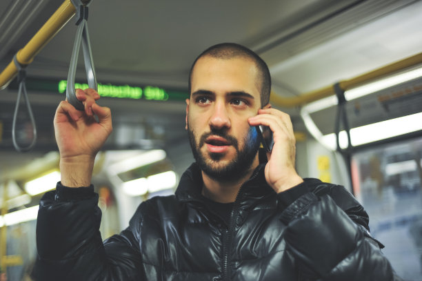 一个年轻人在火车上打电话图片下载