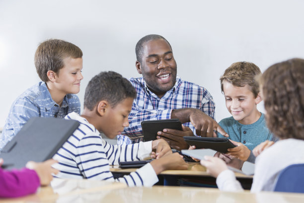非裔美国教师和儿童，数字平板电脑素材图片