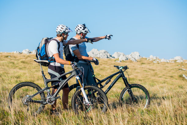 欣赏风景的骑车人图片下载