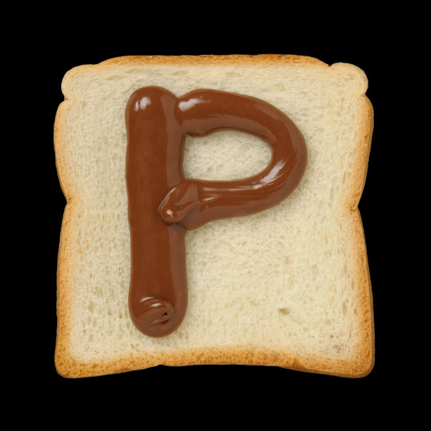 巧克力字母P在锡箔面包片，黑色背景图片下载