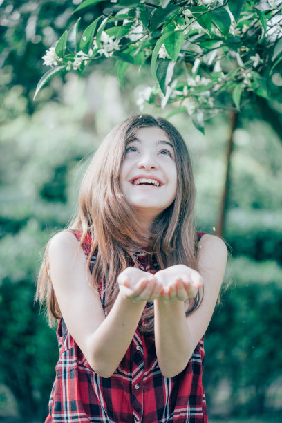 少女玩花图片下载