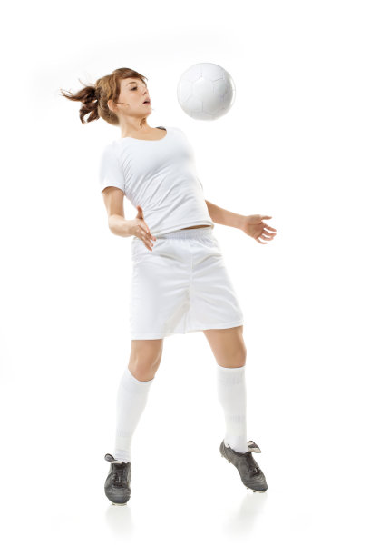 女足球运动员把球放在胸前图片下载