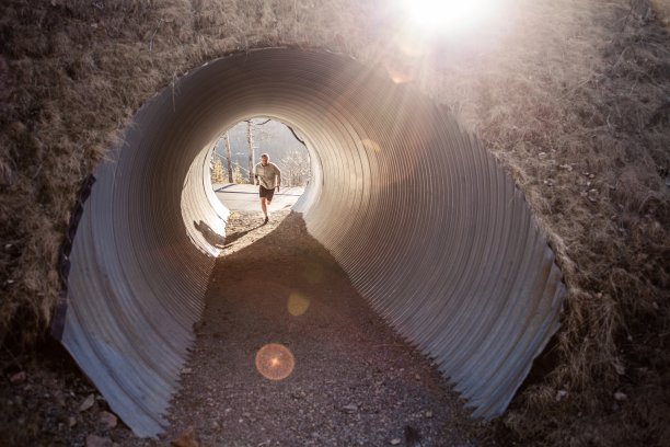 健康人在清晨的隧道里冲刺跑步图片下载